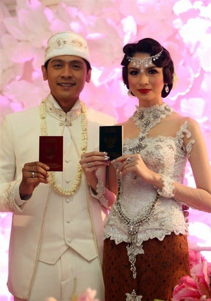 Model baju dan gaun pengantin kebaya modern ala artis terbaru