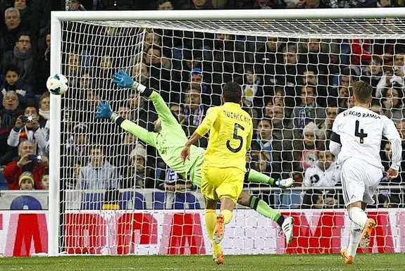 Real Madrid goalkeeper Diego López is unable to save a free-kick from Villarreal player Giovani