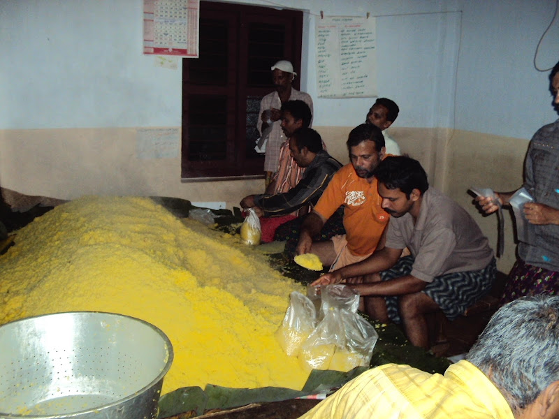 Peoples packing yellow rice for distribution during Badar Day 2010 at Odupara - Photo by Habeebu Rahman PP