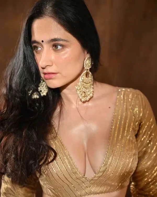 sanjeeda shaikh cleavage busty indian actress
