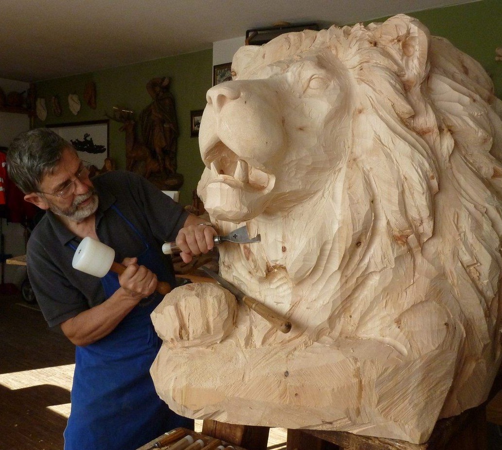 Какой скульптор сделал свою копию из дерева пересадив свои зубы и волосы