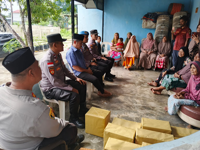 Gelar Bakti Sosial, Polsek Sagulung Berikan Bantuan Paket Sembako kepada Kaum Duafa di Tembesi
