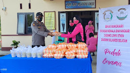    Hari Ke-4 Ramadhan, Ketua Bhayangkari Luwu Utara Bagikan Takjil Dan Nasi Kotak di Sukamaju