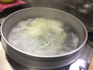 手打ちうどんを煮る