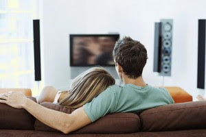 كيف تسعد حبيبتك ,رجل امرأة يشاهدان التليفزيون التلفاز التى فى ,man woman watching tv