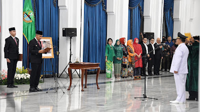 Barnas Adjidin  Dilantik Jadi Pj Bupati Garut, Pesan Bey Machmudin: Cepat Adaptasi dan Bekerja