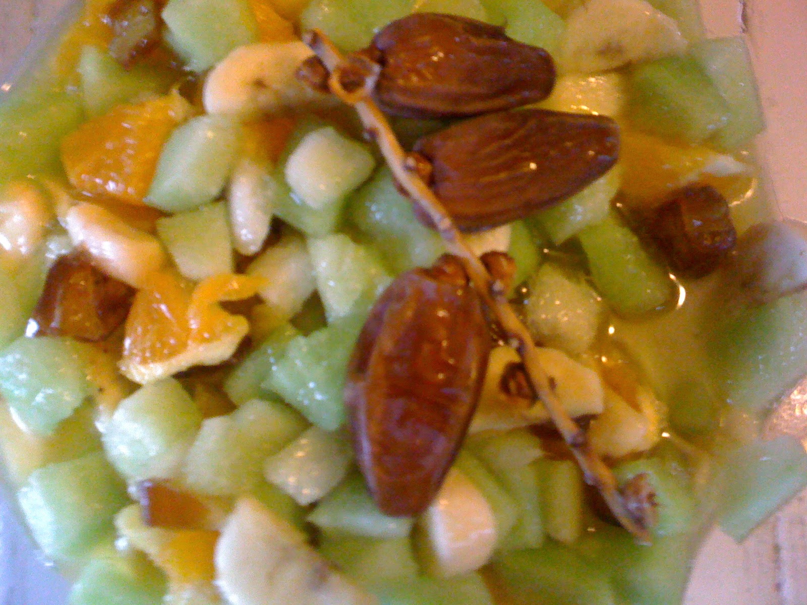 Per la macedonia di frutta N 9 ha tagliato a pezzetti la frutta che avevamo in casa melone arancio e banana abbiamo tagliato anche datteri a pezzetti