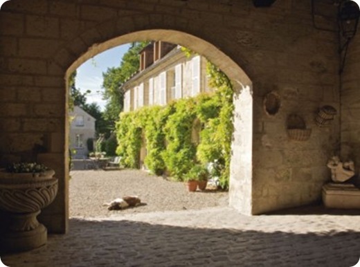 Le-porche-de-l-abbaye-de-Morienval_carrousel_gallery