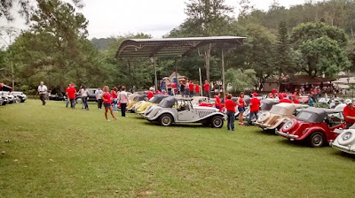 O jardim do Parque Doutor Octavio de Moura Andrade ficou repleto de carros exóticos.