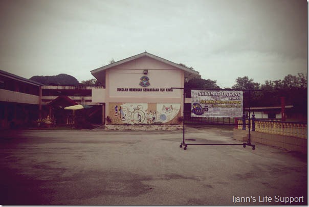 Bangunan hadapan sekolah.