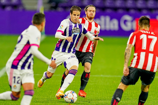 Hervías se escapa de Muniain ante la atenta mirada de Orellana y Yuri Berchiche. REAL VALLADOLID C. F. 2 ATHLETIC CLUB DE BILBAO 1. 08/11/2020. Campeonato de Liga de 1ª División, jornada 9. Valladolid, estadio José Zorrilla.