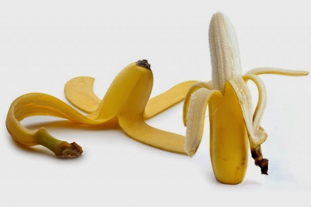 لا ترمي قشر الموز! إليك 10 استخدامات سحرية له، تبييض الأسنان والتخلص من البثور وعلاج اللسعات وغيرها