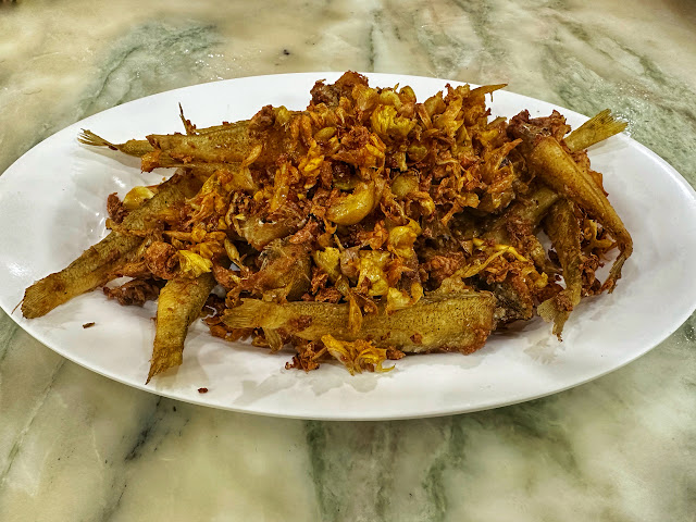 cumin fried fish with crispy deep-fried garlic