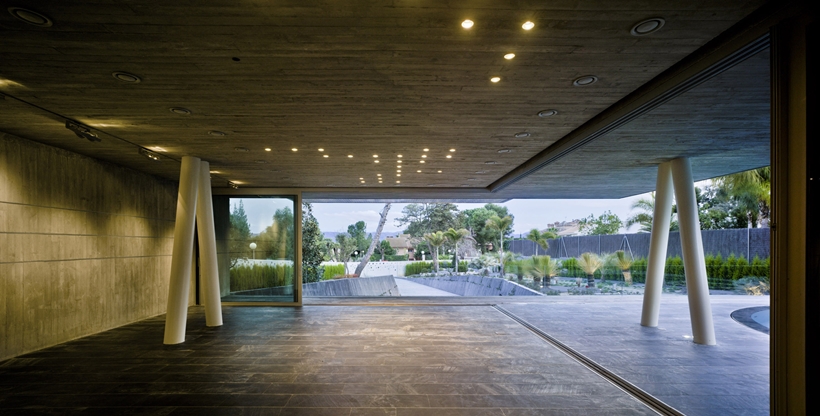 Covered terrace in Ultra Modern House by Clavel Arquitectos