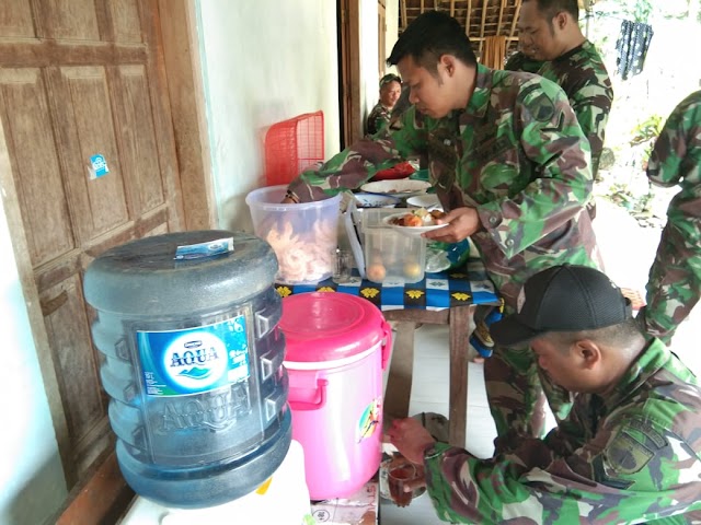 Satgas TMMD Reguler ke-104 Makan Siang Bersama Dirumah Warga.