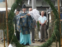 「夏越し大祓」の茅の輪くぐりが行われた