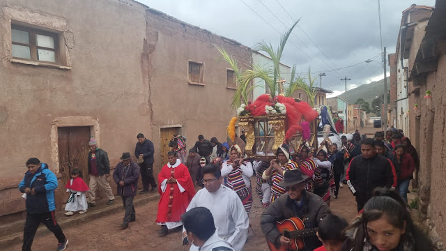 Karfreitag, in der Pfarrei San Pedro de Macha. Nicht einmal der Regen konnte den Glauben der Menschen stören. Ich verspreche Euch tiefe Einblicke in die Pfarrei San Pedro de Macha Bolivien. Ein Bilderbuch des Glaubens in den Bergen Boliviens.