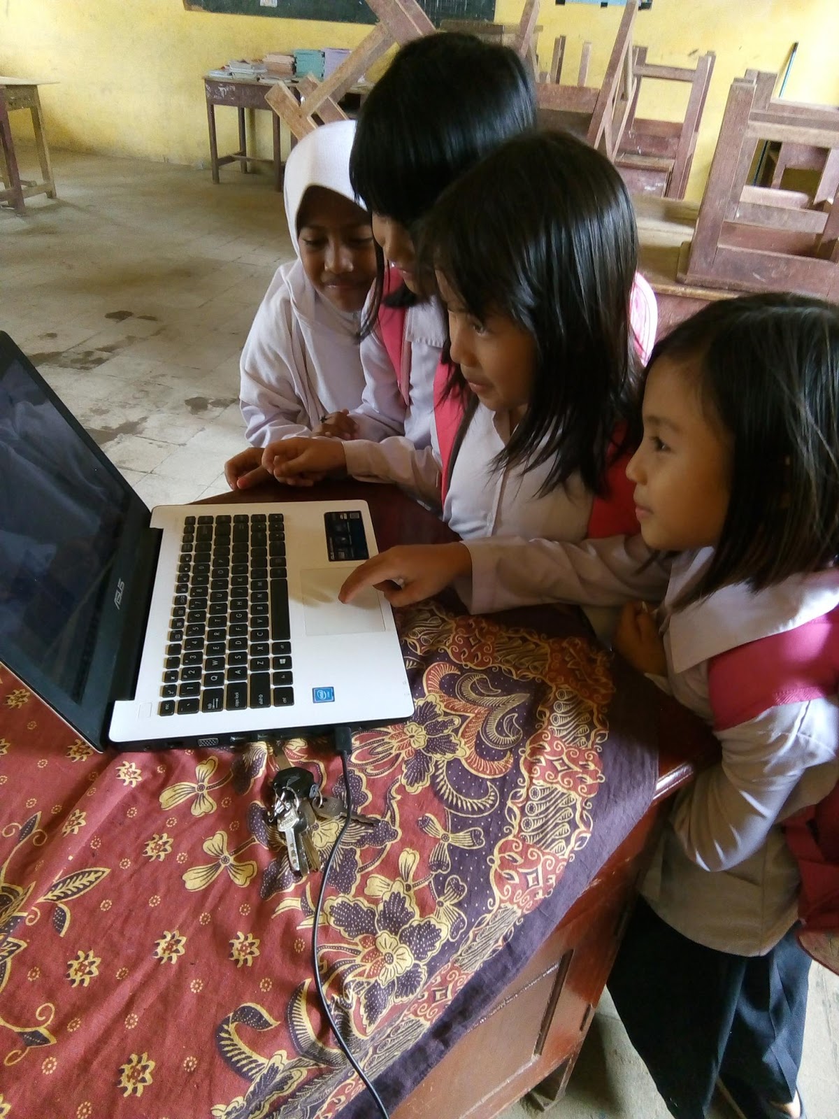 Dia menerangkan permainan ini dirancang mengikuti Kurikulum Nasional Indonesia dan berdasar pada buku buku pelajaran yang digunakan di sekolah nasional