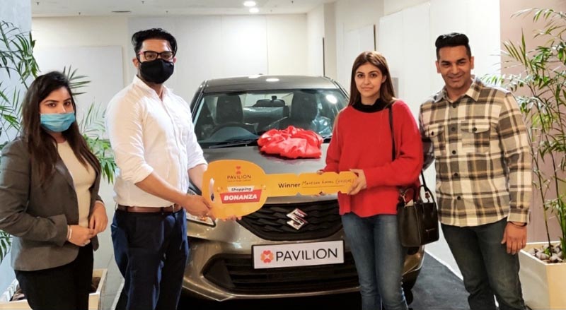 Management of Pavilion Mall presenting Suzuki Baleno car key to Shopping Bonanza winner Mrs. Manisha Komal