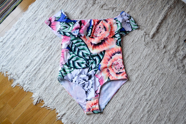 https://es.shein.com/Multicolor-Floral-Print-One-Piece-Swimwear-p-344259-cat-1866.html