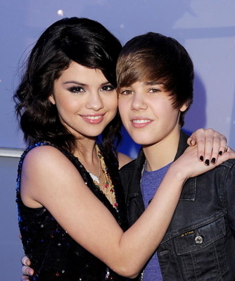 justin bieber and selena gomez kissing on the lips. justin bieber and selena gomez