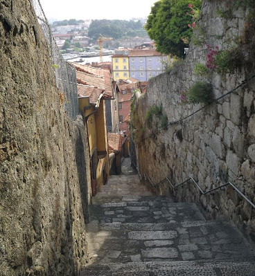 escadaria de pera no Porto e muro de pedra