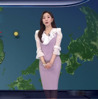 20250514 정희지 기상캐스터 흰색 쉐폰 블라우스 투톤 원피스 화사한 봄코디
