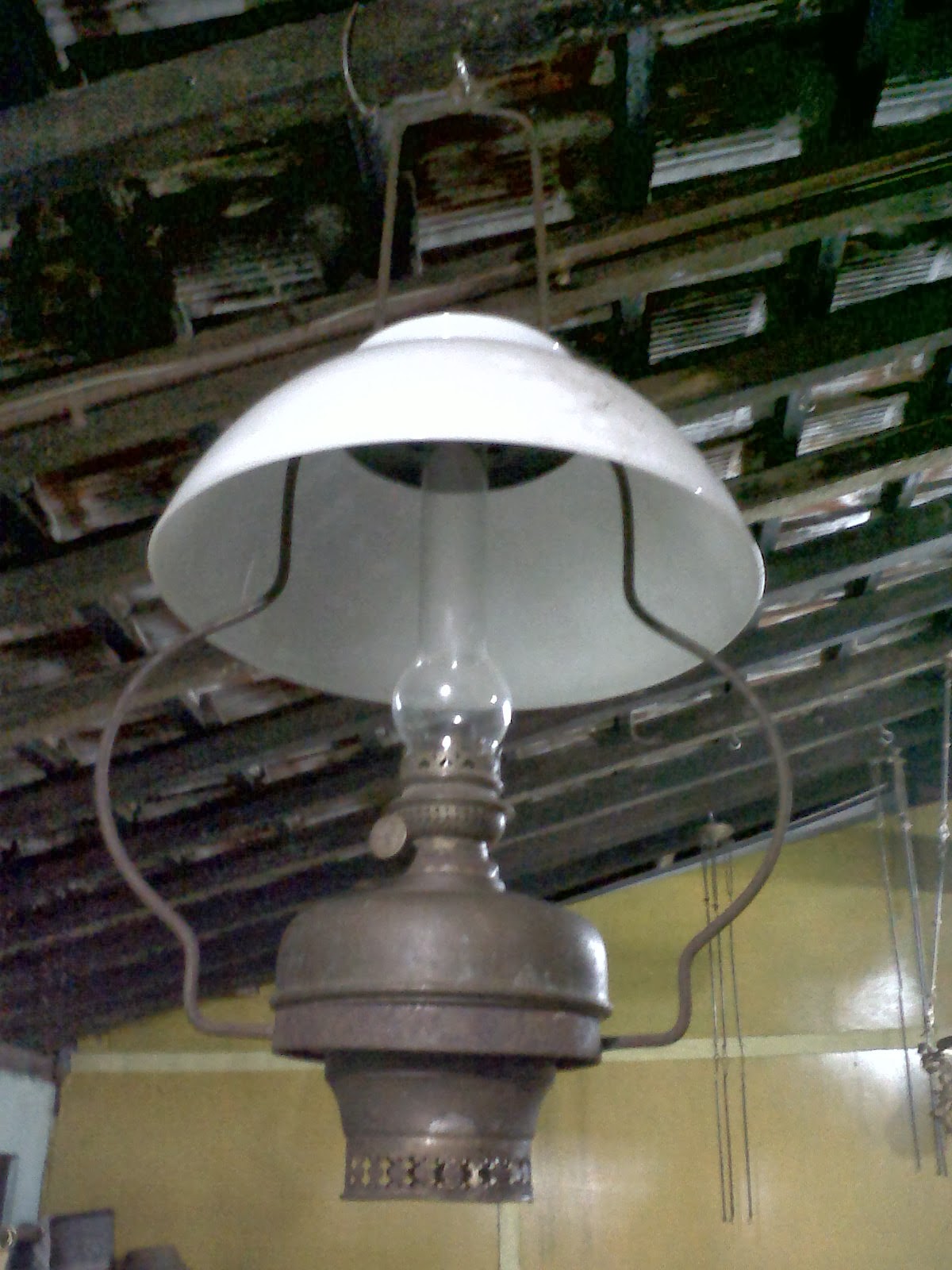 ANTIK KEDAI LAMPU  GANTUNG  KUNO 