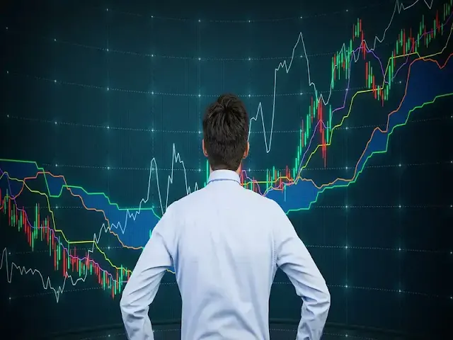 Homem olhando para gráfico Sobre Investimentos