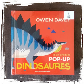 Mon premier pop up Dinosaures - un magnifique livre jeunesse pour les enfants passionnés par le monde des dinosaures, editions Gallimard Jeunesse, de Owen Davey - chronique par Comptines et Belles Histoires