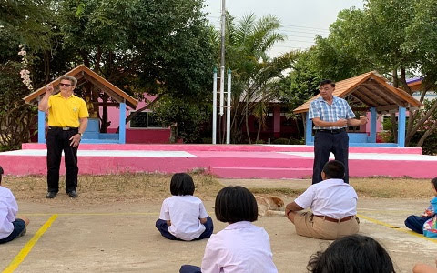 คุณครูแอลวิล ชาวอังกฤษ และคุณครูโจอี้ ชาวอเมริกา พบปะทักทายนักเรียน