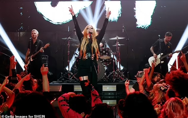 Avril Lavigne trae de vuelta su estilo y sonido feroz en el desfile de modas Rock The Runway 