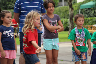 Campeonato de lanzamiento de chapela y papel higiénico infantil en las fiestas de Retuerto