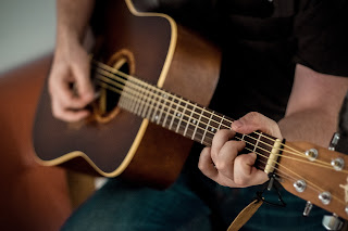 Gambar orang sefang memainkan gitar