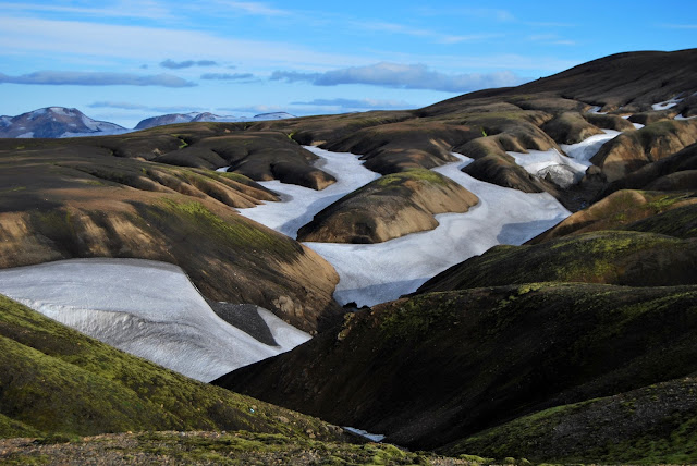 montaña que parece acuarela en el trekking de laugavegur, en islandia