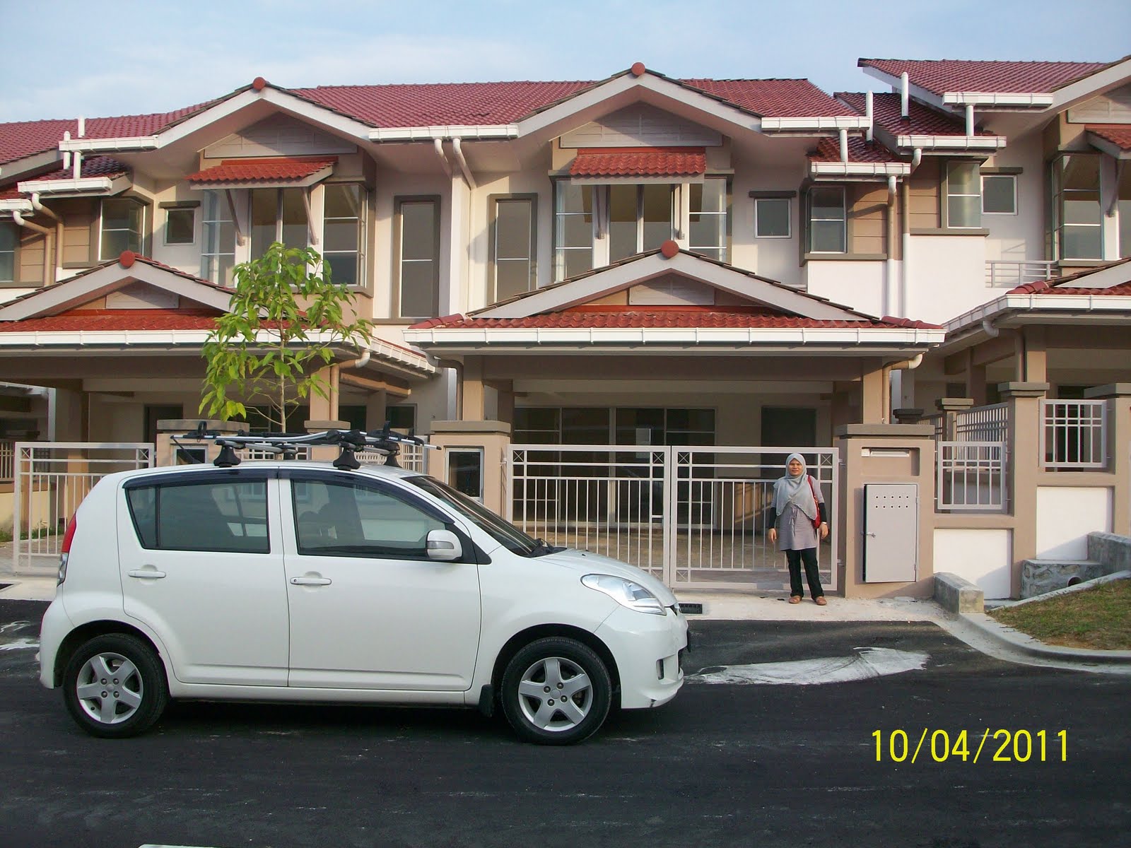 LIVING WITH THE ZAIREEN: Perodua MyVi berbau petrol lepas 