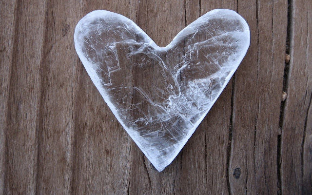 corazon de hielo en fondo de madera