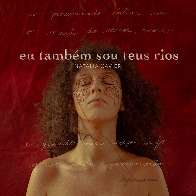 Capa do álbum da cantora Natália Xavier: a própria a meio corpo, com riscos no rosto, numa pose de concentração.