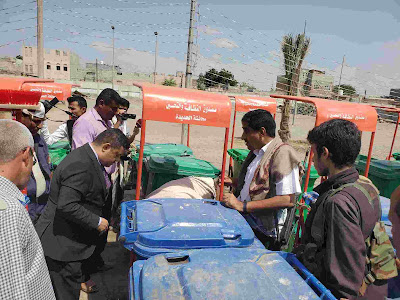 الحديدة.. تدشين توزيع 60 عربية نظافة يدوية لعمال النظافة بالمحافظة