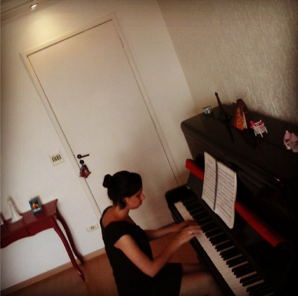 Juliana tocando piano.