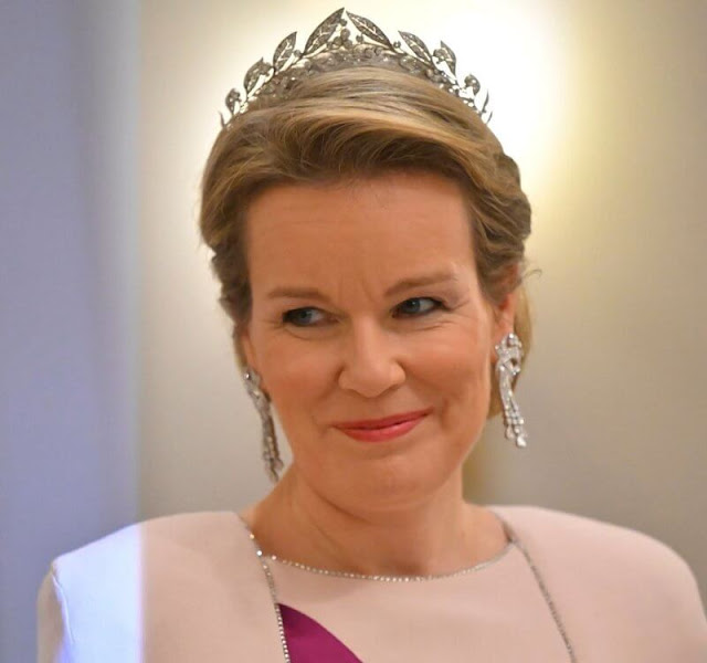 Queen Mathilde wore a pink cape gown by Armani Prive. President Ignazio Cassis and his wife Paola Rodoni Cassis