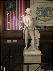 Escultura de John Adams en el Annenberg Hall, Universidad de Harvard