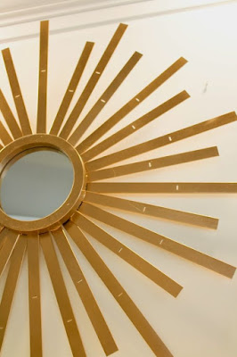 http://www.savvyapron.com/diy-sunburst-mirror-from-thrift-store-blinds/