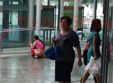 Wanita cina kencing di stesen MRT