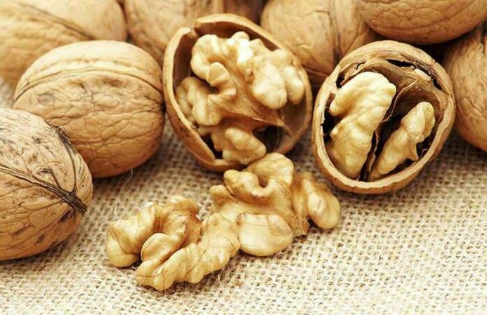 Easy ways to peel walnuts from the shell keeping the kernel intact