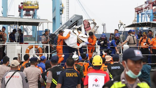  Warga Palu Ini Menunggu Keajaiban dari Tuhan di Posko Lion Air Jatuh