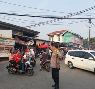 Lancarkan Arus Lalulintas, Bhabinkamtibmas Polsek Ciwandan Polres Cilegon  