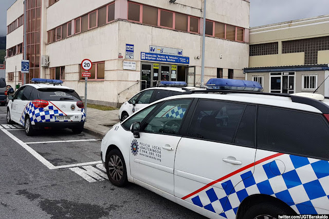 Vehículos de la policía municipal de Barakaldo en la ITV