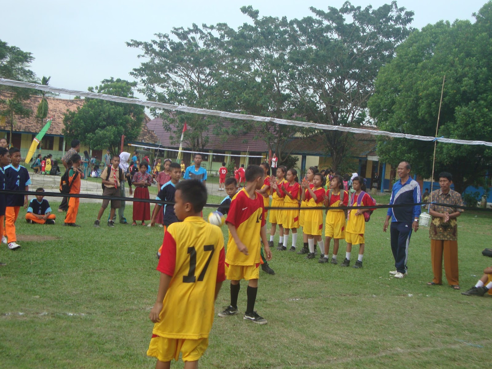 Kamis 25 05 2016 SMPN 5 Muara Enim mengadakan kegiatan penjaringan siswa berprestasi dalam bidang olahraga bola volley antar SD MI se Kecamatan Muara