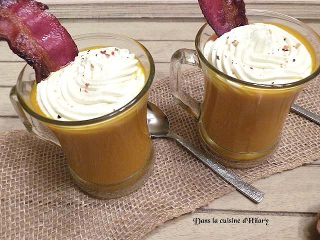 Velouté de carotte et chantilly au chèvre façon cappuccino et lard croustillant